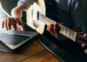 5 Reasons to Consider Online Guitar Classes for Your Musical Journey